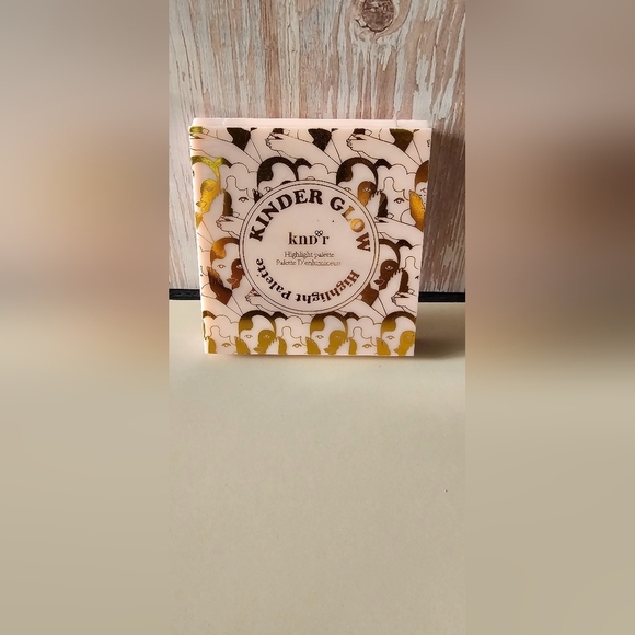KNDR Beauty Kinder Glow Highlight Palette Full Size 4 Color Mirror New - Picture 2 of 4